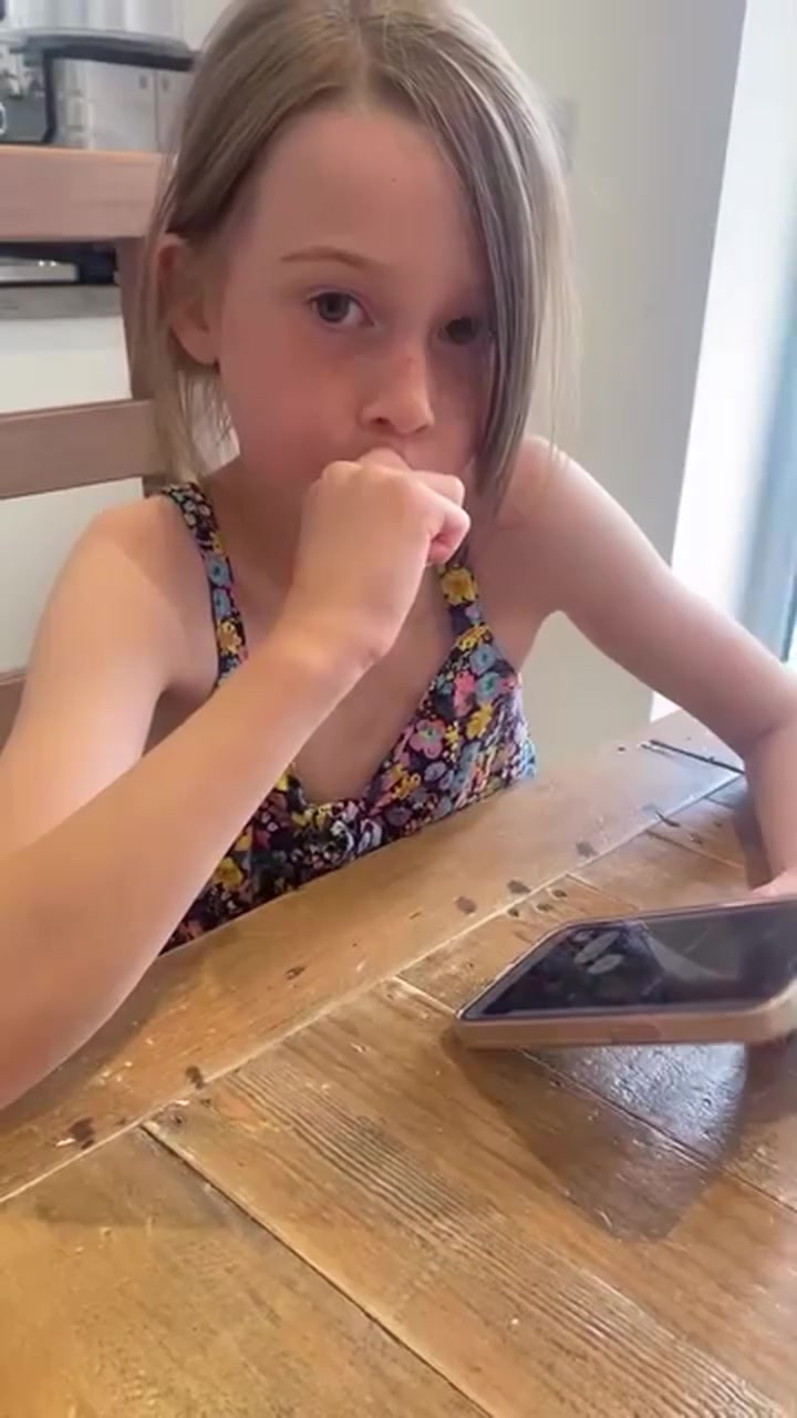 A child listening to her Geedlee story